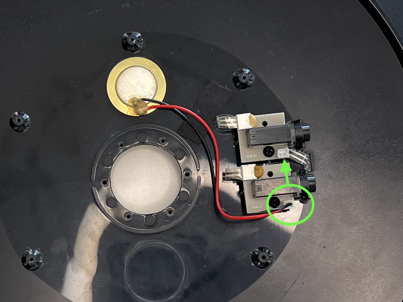 Close-up of the two ride input pads with the short red/black jumper cable plugged into the Ride 1 input, circled.